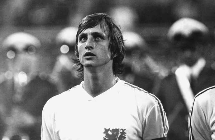 Il giocatore Johan Cruyff, della nazionale olandese, durante la presentazione dell'inno nazionale, nella partita contro il Brasile nella semifinale dei Mondiali 74