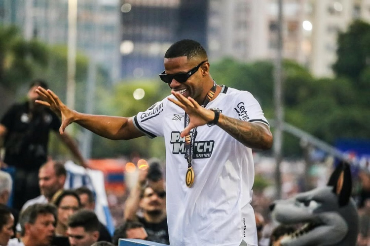 Júnior Santos, ex-Botafogo, desembarca em BH para assinar com o Atlético-MG