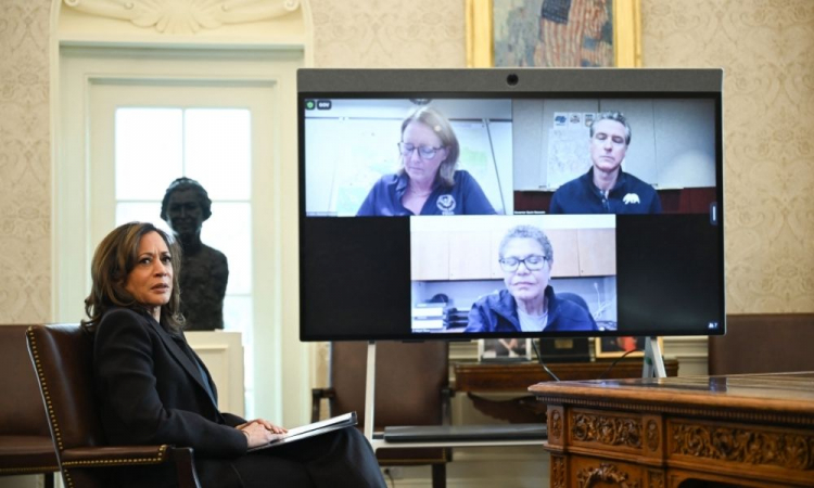 Karen Bass em reuniçao virtual com kamala harris