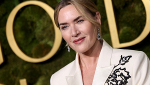 Leitura labial mostra que Kate Winslet exaltou Fernanda Torres no Globo de Ouro