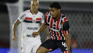 O volante Hugo defende a equipe profissional do São Paulo na estreia do Paulistão 2025, contra o Botafogo-SP