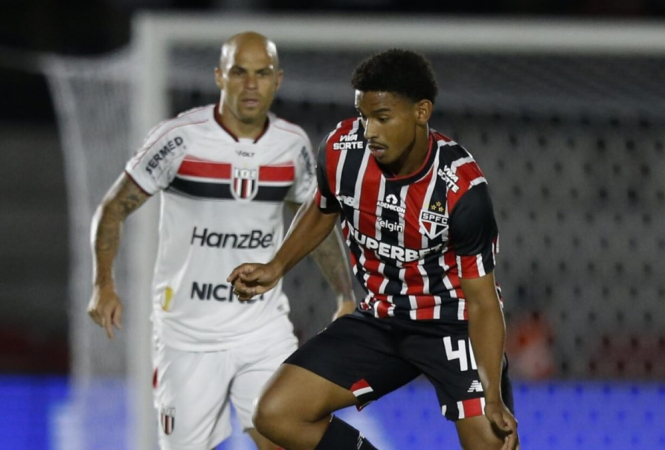 O volante Hugo defende a equipe profissional do São Paulo na estreia do Paulistão 2025, contra o Botafogo-SP