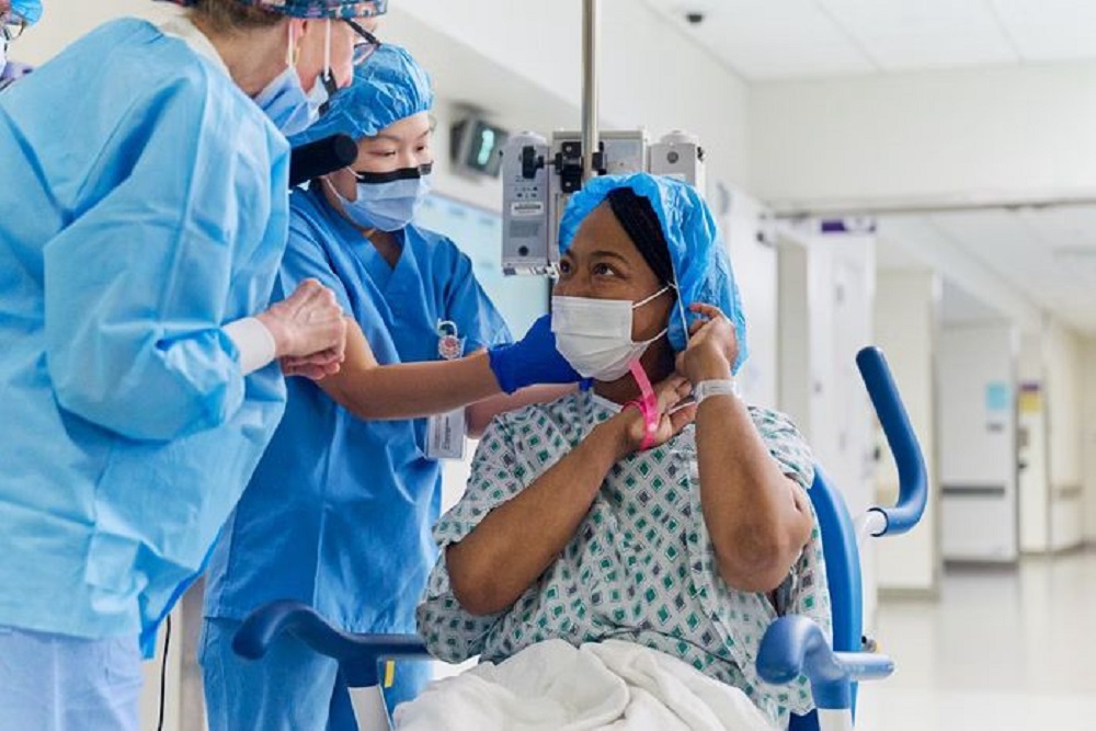 Equipe médica fala com Towana Looney, que recebeu rim de porco geneticamente modificado