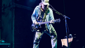 Neil Young muda de opinião e confirma participação em Glastonbury