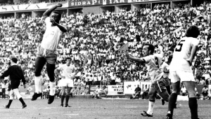 Pelé (mais alto) comemora gol marcado pela Seleção Brasileira em partida válida pela primeira rodada da Copa do Mundo de 70 contra a Tchecoslováquia