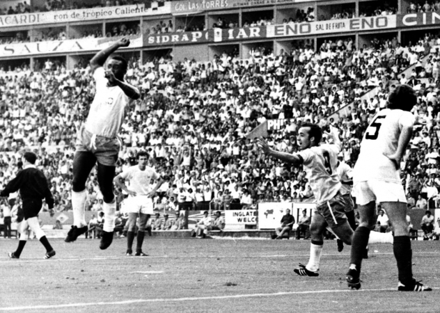 Pelé (mais alto) comemora gol marcado pela Seleção Brasileira em partida válida pela primeira rodada da Copa do Mundo de 70 contra a Tchecoslováquia