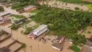 Imagem de drone mostra bairro de Peruíbe debaixo d´'água após chuvas intensas