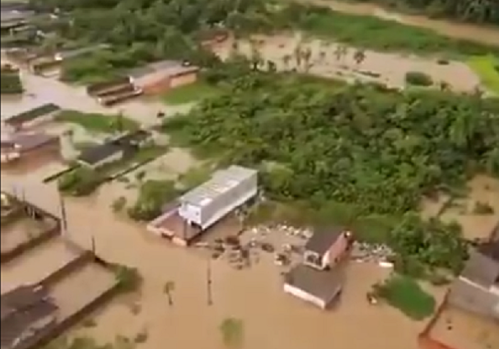 Imagem de drone mostra bairro de Peruíbe debaixo d´'água após chuvas intensas