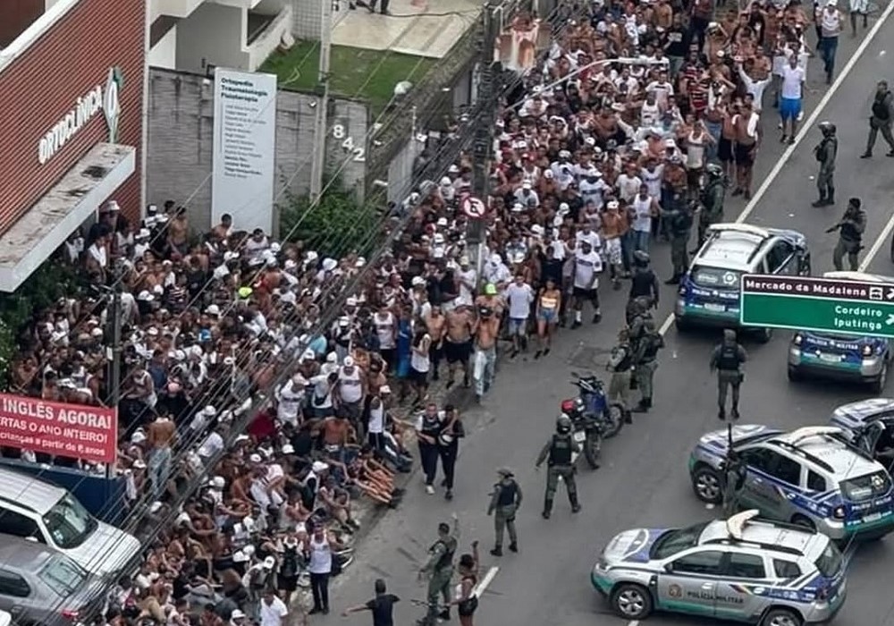 Polícia de Pernambuco aborda torcedores após confusão nas ruas do Recife