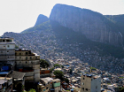 Cerca de 400 policiais cumprem 34 mandados de prisão e nove de busca e apreensão na Favela da Rocinha