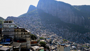 Cerca de 400 policiais cumprem 34 mandados de prisão e nove de busca e apreensão na Favela da Rocinha