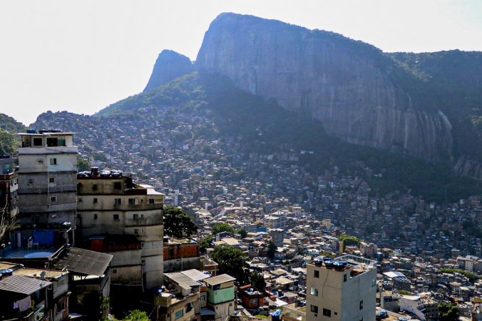 Cerca de 400 policiais cumprem 34 mandados de prisão e nove de busca e apreensão na Favela da Rocinha