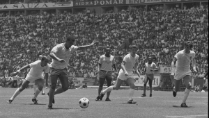 O jogador Jairzinho, do Brasil recebe a bola de Pelé no lado direito da área defensiva da seleção da Inglaterra para finalizar e marcar o gol da vitória