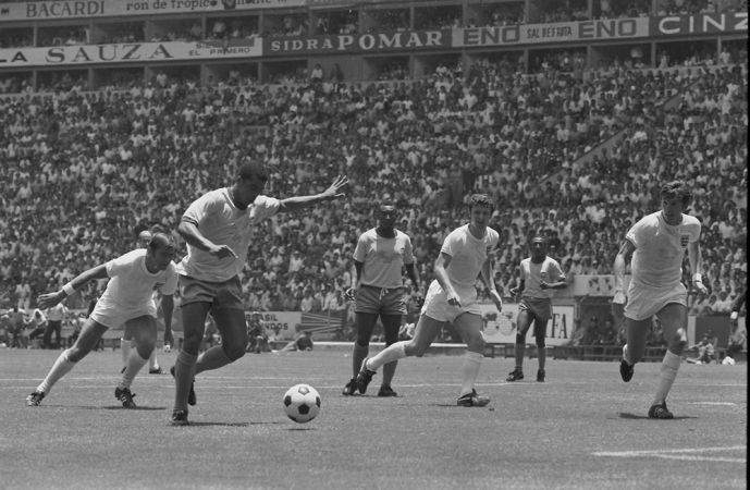 O jogador Jairzinho, do Brasil recebe a bola de Pelé no lado direito da área defensiva da seleção da Inglaterra para finalizar e marcar o gol da vitória