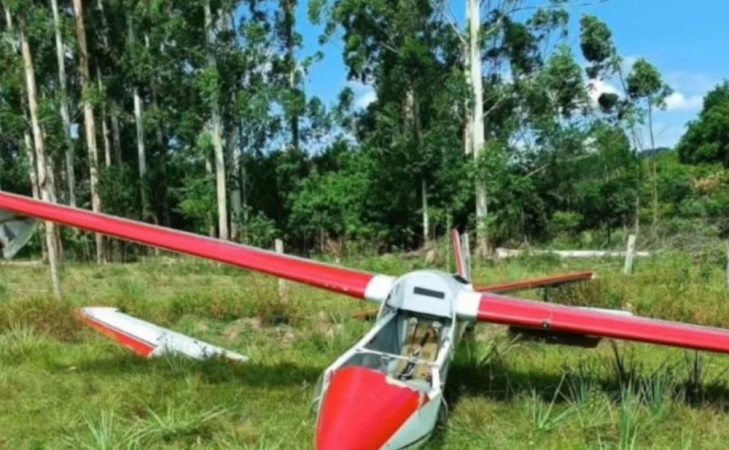 Avião danificado após queda