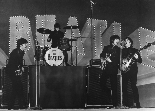 foto tirada em 30 de junho de 1966 mostra a banda britânica The Beatles, (da esquerda para a direita) Paul McCartney, Ringo Starr, George Harrison e John Lennon, se apresentando durante um show no Budokan, em Tóquio