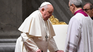 O Papa Francisco chega para as vésperas na Basílica de São Pedro, no Vaticano