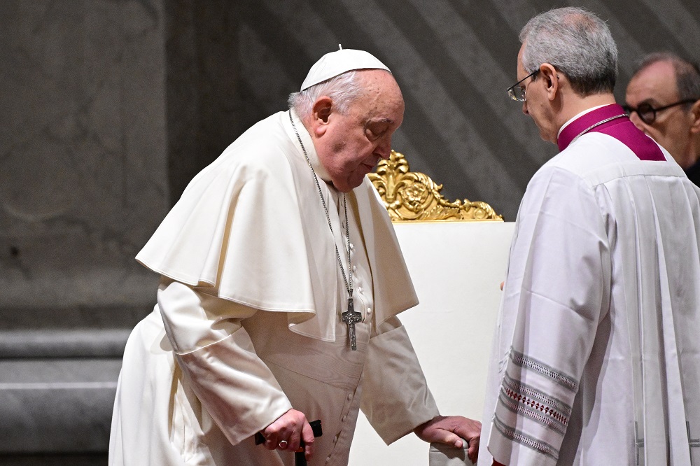 O Papa Francisco chega para as vésperas na Basílica de São Pedro, no Vaticano