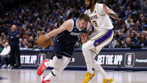 Luka Doncic (#77) do Dallas Mavericks controla a bola contra Anthony Davis (#3) do Los Angeles Lakers no primeiro tempo da partida no American Airlines Center, em 26 de fevereiro de 2023