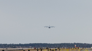 Um KC-130J Super Hercules do Corpo de Fuzileiros Navais dos EUA decolando da Estação Aérea do Corpo de Fuzileiros Navais de Cherry Point, na Carolina do Norte, em 2 de fevereiro de 2025, enquanto transporta tropas para a Base Naval da Baía de Guantánamo, em Cuba