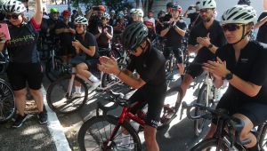 Familiares e amigos fazem ato por ciclista morto perto do Parque do Povo, em SP