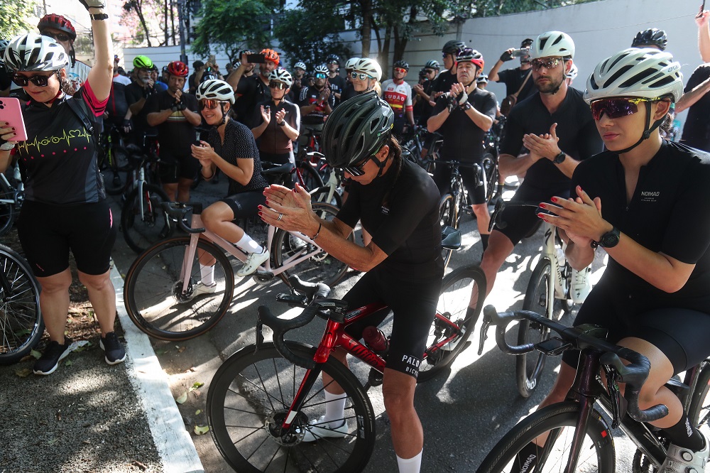 Familiares e amigos fazem ato por ciclista morto perto do Parque do Povo, em SP