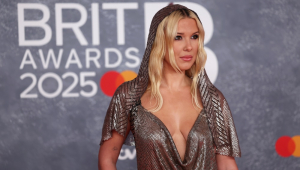 A atriz britânica Millie Bobby Brown posa no tapete vermelho da cerimônia do BRIT Awards 2025 na The O2 Arena, em Londres