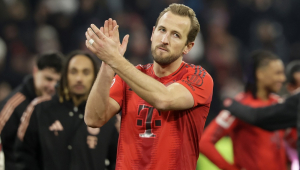 Harry Kane, do Bayern, saúda os torcedores após a vitória