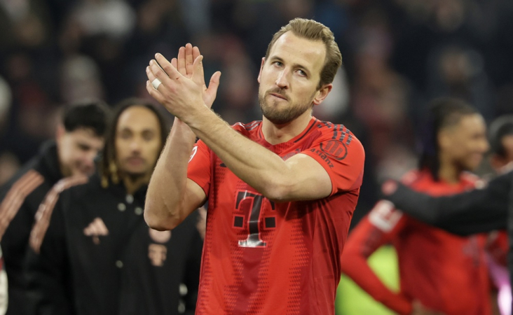 Harry Kane, do Bayern, saúda os torcedores após a vitória