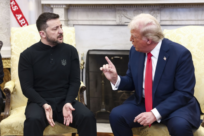 O presidente ucraniano Volodymyr Zelensky (E) conversa com o presidente dos EUA, Donald Trump (D), no Salão Oval da Casa Branca