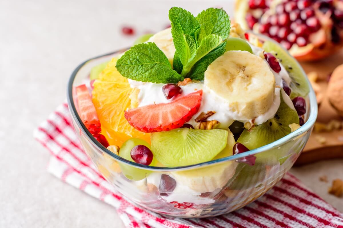 Salada de frutas com nozes e iogurte 