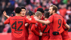 Jogadores do Bayern de Munique comemoram o quarto gol durante a partida da Bundesliga entre Bayern de Munique e Holstein Kiel