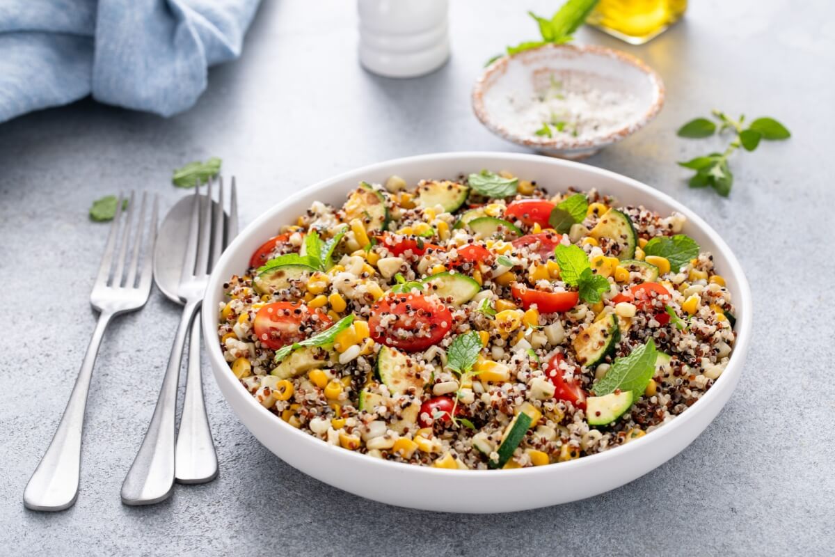 Salada de quinoa com legumes 