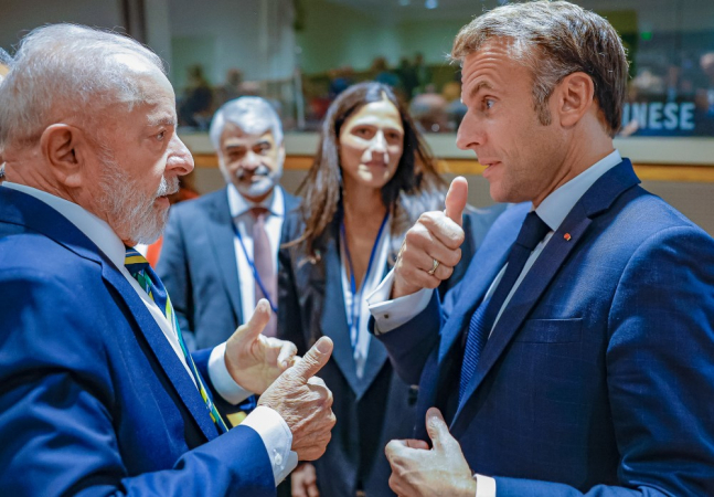 Lula e Macron conversam na Sala da República Francesa, da Sede das Nações Unidas (ONU). Nova York