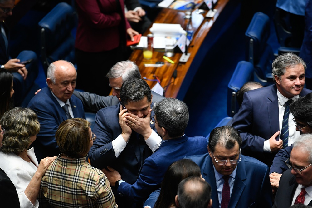 Davi Alcolumbre fala ao telefone após sua vitória na eleição do Senado