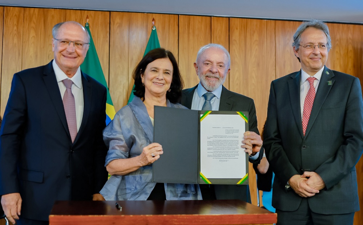 Lula se encontrou com Nísia Trindade nesta terça (25) durante a cerimônia de Assinatura de Parcerias para Fortalecimento da Produção e Inovação de Vacinas e Biofármacos