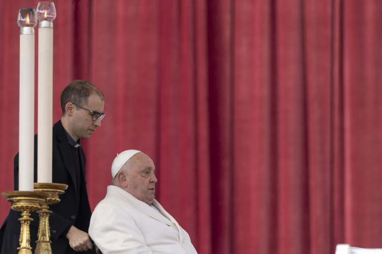 Internado com pneumonia, papa Francisco apresenta ‘leve melhora’