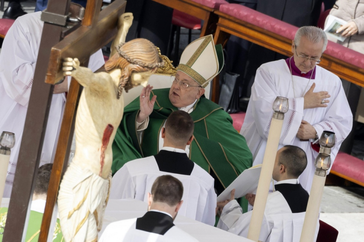 Vaticano informa que papa Francisco teve ‘noite tranquila’ no hospital, mas cancela compromissos