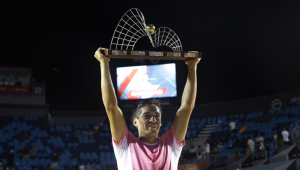 O argentino Sebastian Báez sustenta o troféu de campeão neste domingo, na final do Aberto do Rio de Janeiro