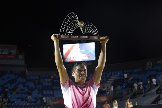 O argentino Sebastian Báez sustenta o troféu de campeão neste domingo, na final do Aberto do Rio de Janeiro