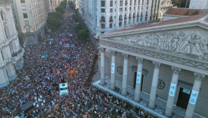 Fotografia aérea mostra pessoas se manifestando durante uma marcha convocada por coletivos LGTBI+ argentinos