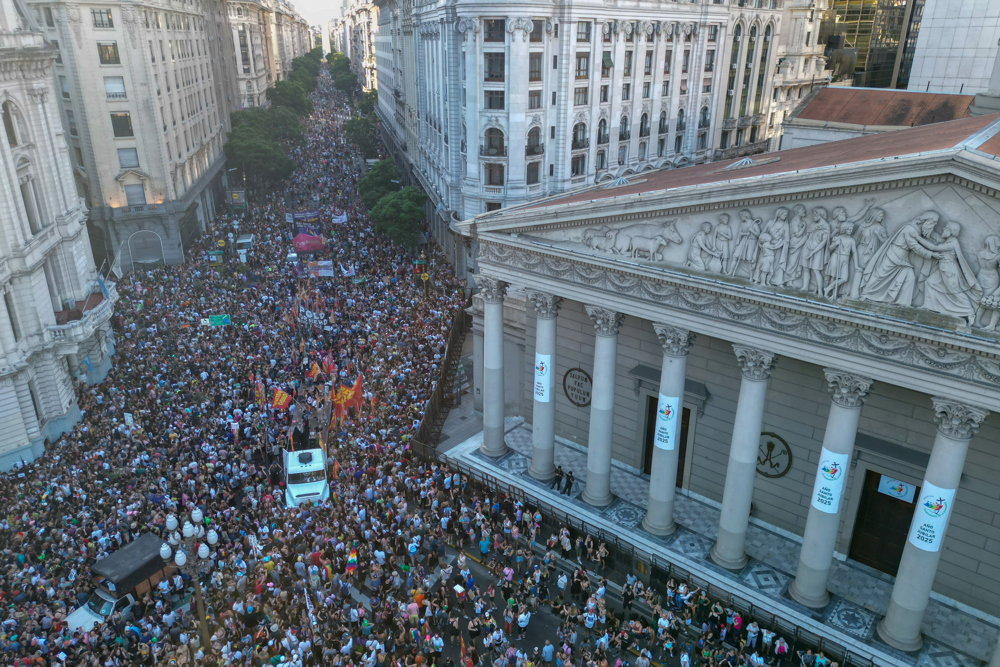 Fotografia aérea mostra pessoas se manifestando durante uma marcha convocada por coletivos LGTBI+ argentinos