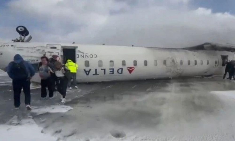 Avião pousa de ponta cabeça no Canadá e deixa 8 feridos