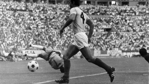 O jogador Jairzinho (7), do Brasil, cai ao disputar a bola em partida contra a Romênia na Copa de 70, no Estádio Jalisco, em Guadalajara