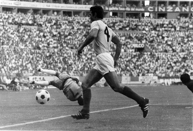 O jogador Jairzinho (7), do Brasil, cai ao disputar a bola em partida contra a Romênia na Copa de 70, no Estádio Jalisco, em Guadalajara