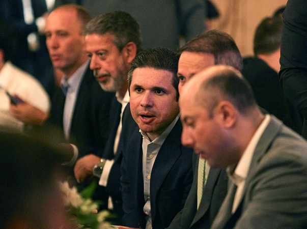 O candidato à presidência da Casa, deputado Hugo Motta (Republicanos-PB) (c), tendo ao lado o atual presidente da Câmara dos Deputados, Arthur Lira (PP-AL)(c/e), participa de um jantar oferecido pelo presidente nacional do Republicanos, Marcos Pereira,