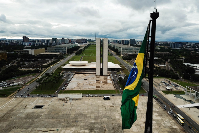 Vista do Congresso Nacional entre nuvens carregadas, em Brasília (DF