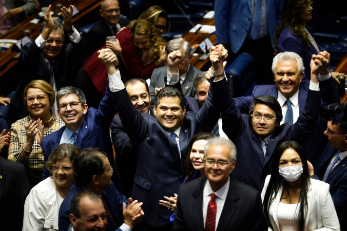 O senador Davi Alcolumbre (União Brasil-AP), ladeado por seus apoiadores, comemora a vitória ao fim da votação no Senado Federal