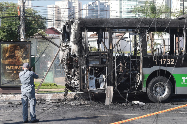 Passageira do ônibus atingido por avião em avenida de São Paulo recebe alta