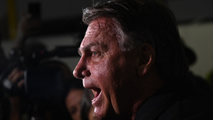 O antigo Presidente do Brasil Jair Bolsonaro observa a partida da sua mulher Michelle Bolsonaro